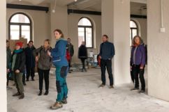 Mann erklärt vor Mitarbeitenden der VG