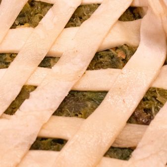 Blätterteig-Gitter auf Grünkohl und Spinat