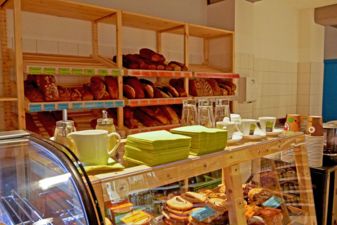 Frische Backwaren am Backstand