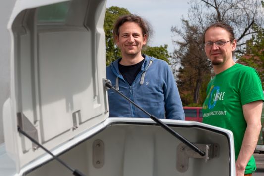 Zwei Männer stehen vor Lastenrad