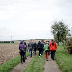 Menschengruppe auf Feldweg