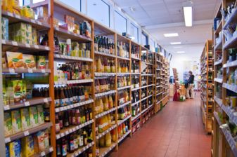 Ein langes Getränkeregal mit diversen Säften und veganen Pflanzendrinks im Biomarkt