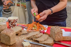 Mitarbeiterin der VG-Dresden schneidet Möhren