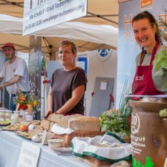 Mitarbeiterinnen vom Regional-Lieferanten Pfarrgut Taubenheim stehen an ihrem Stand