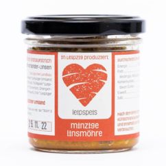 ein Glas Brotaufstrich mit Möhre, Linse und Minze