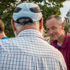 Mann unterhält sich mit Mitglied der VG Dresden