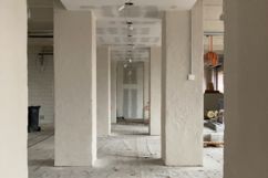 Eine leere Halle mit Säulen