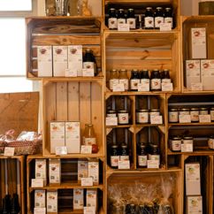 Innenansicht vom Hofladen Früchteverarbeitung Sohra mit verschiedenen Bio-Fruchterzeugnissen