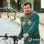 Mann mit grünem Hoodie mit Fahrradprint