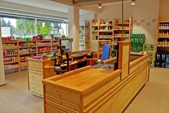 Kassenbereich und Drogeriewaren im Hintergrund