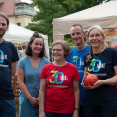 Der Vorstand der VG Dresden mit einem Jubiläumskürbis mit der Aufschrift "Alles Gute"