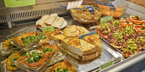 Frischen Salate und Snacks an der Theke im Bio-Bistro