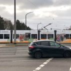 Straßenbahn mit Werbung der VG und regionalen Lieferanten