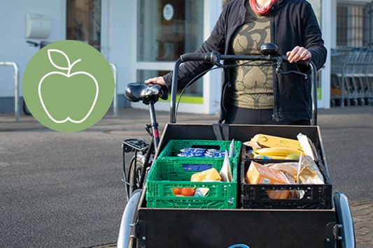 Lieferdienst-Fahrerin mit Lastenrad