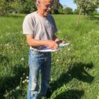 Herr Reichelt auf einer Streuobstwiese