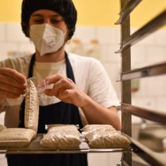 Mann prüft Beutel mit Tempeh