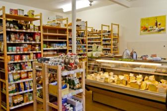 Käsetheke im Biomarkt