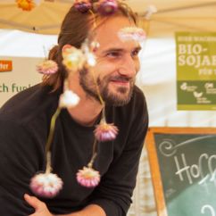 Mitarbeiter eines regionalen Bio-Lieferanten im Portrait