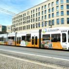 Straßenbahn mit Werbung der VG und Regionallieferanten