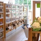 SB-Regal mit Brot und Brötchen