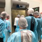 Mitarbeiter der Biobäckerei Spiegelhauer demonstriert Gär-Raum für Besucher