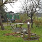 Blick über Streuobstwiese auf Ökohof