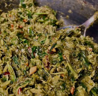 Grünkohl und Spinat in einer Pfanne