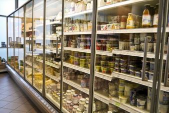 Kühlgeräte mit Türen, darin Molkereiprodukte, vegane Frischeprodukte und Feinkost