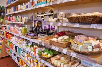 Holzregal mit Naturkosmetik im VG-Biomarkt