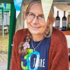 Mitarbeiterin der Verbrauchergemeinschaft an der Spendentombola