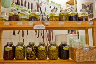 Große Gläser mit Oliven und Feinkostartikel