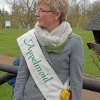 Mitarbeiterin auf dem Schradenhof Gröden trägt Schärpe