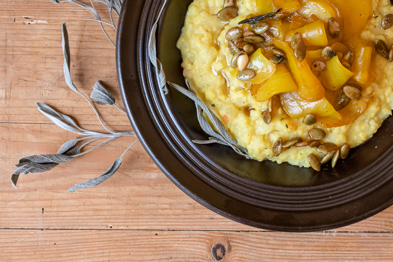 Hirsebrei, gelbe Bete und Kürbiskerne