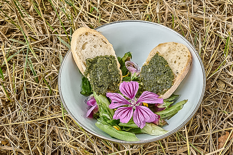 Pesto aus Möhrengrün auf Brot