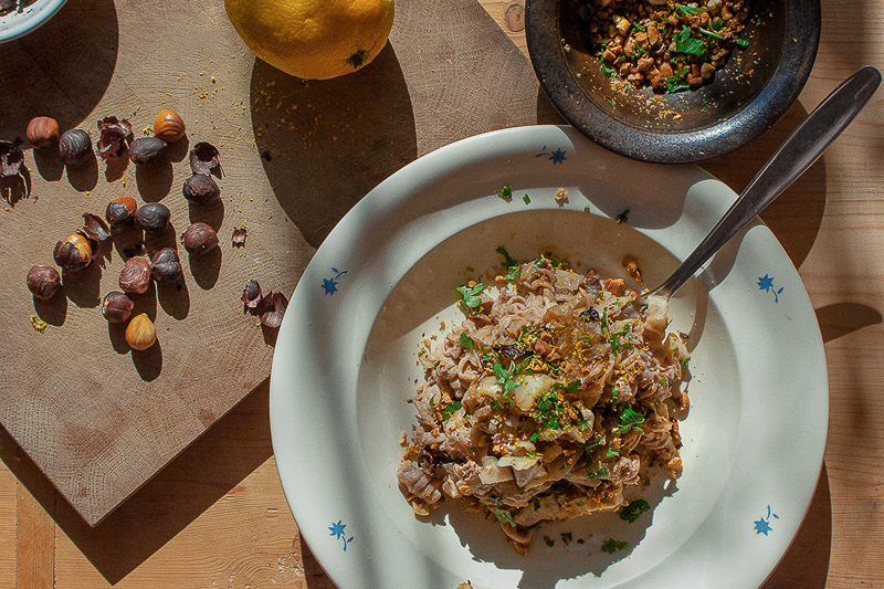 Dinkel-Nudeln mit Spitzkohl