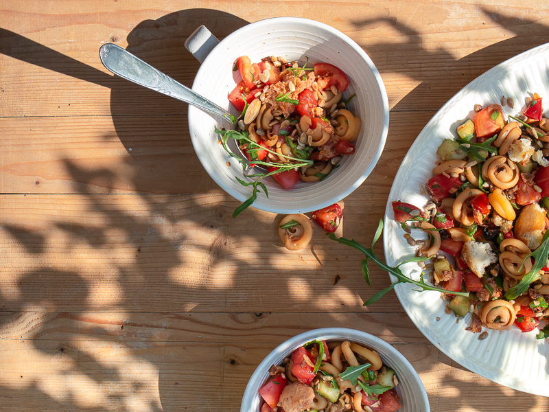 Salat mit Tomaten, geröstetem Brot und Linsen-Volanti