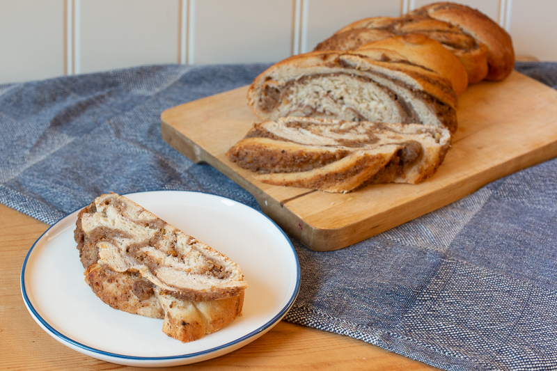 Hefezopf mit Birne und Walnuss