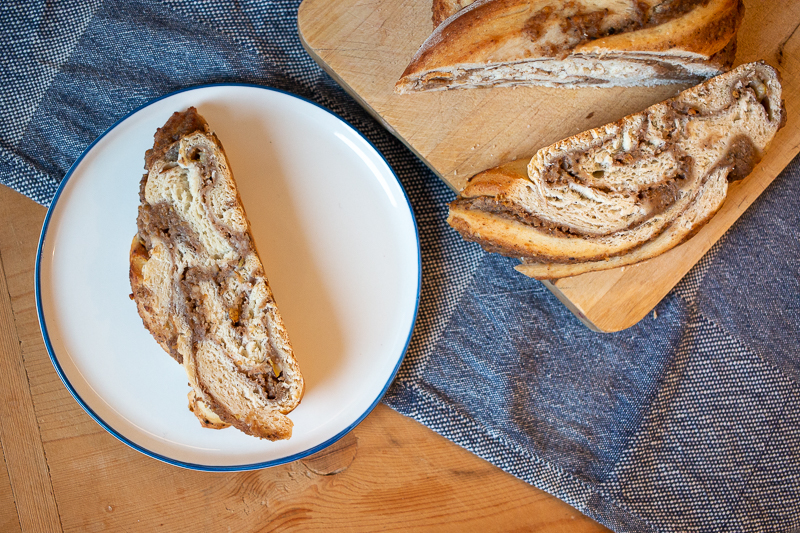 Birnen-Walnuss-Hefezopf