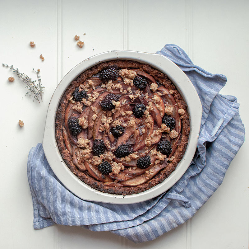Birnentarte mit Knusperboden und Brombeeren