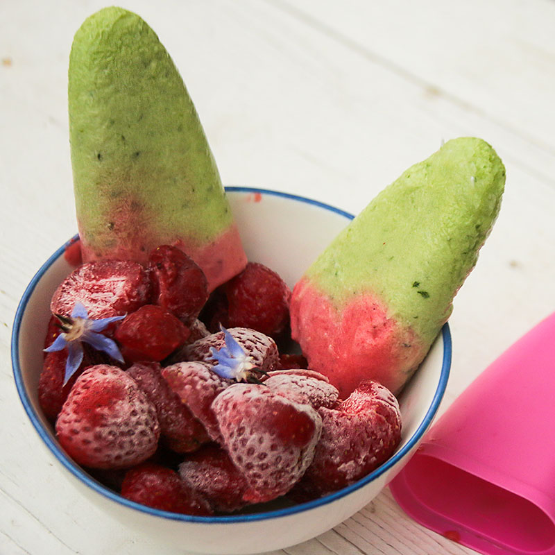 Nahaufnahme von Gurken-Erdbeereis in einer Schüssel Erdbeeren