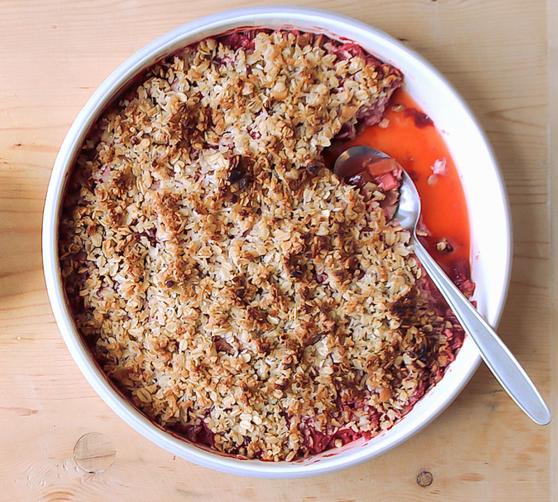 Rhabarbercrumble in einer weißen Kuchenform