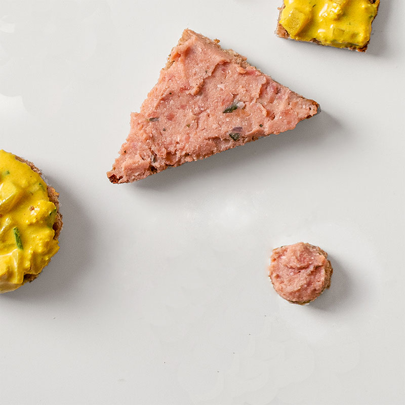 Brotscheiben mit veganer Leberwurst bestrichen