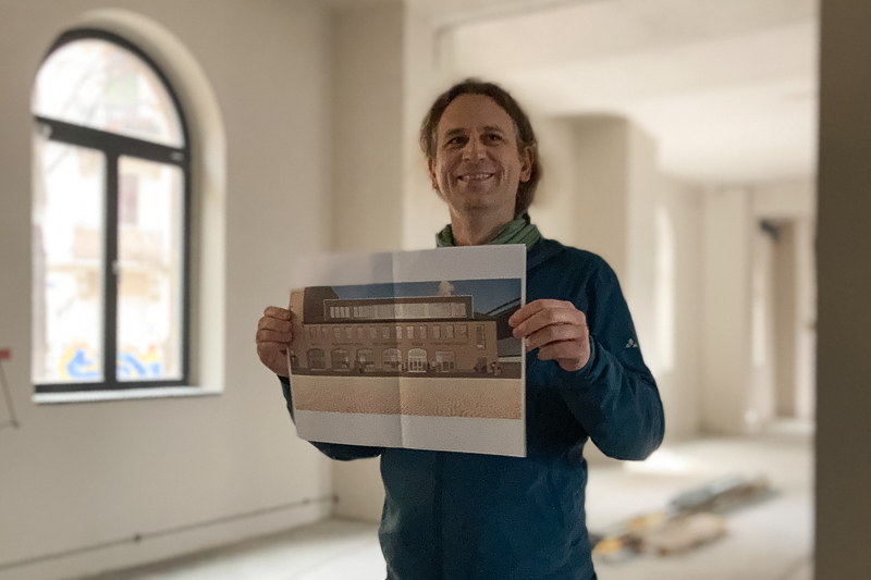 Mann zeigt Plan des neuen Biomarktes